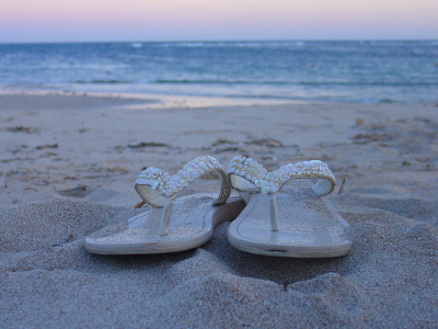 Chanclas en una playa